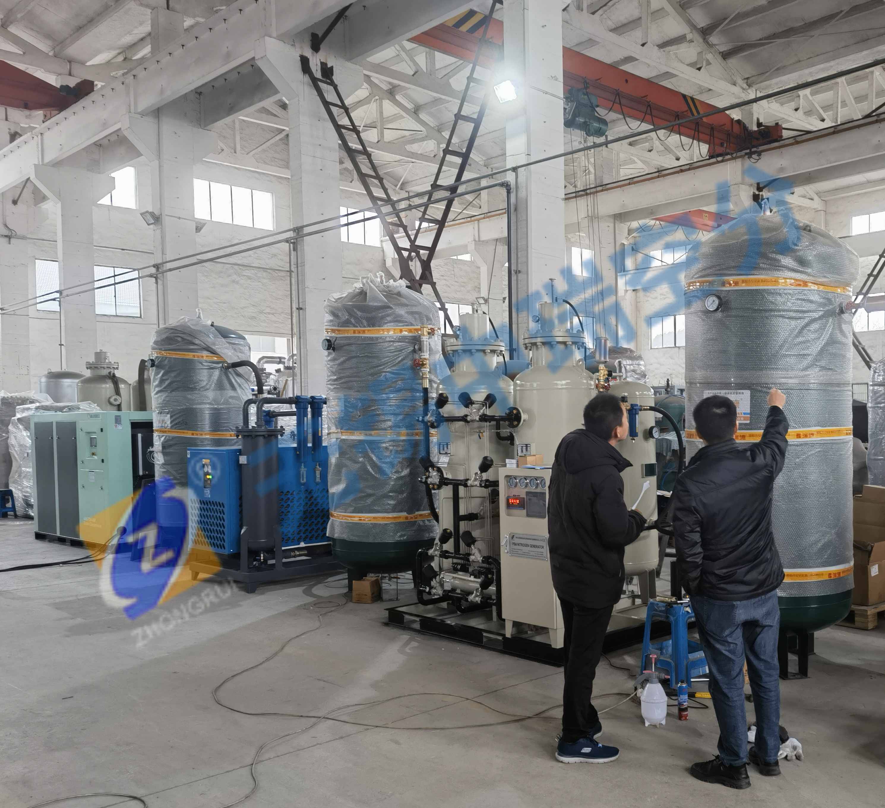 整套高純度制氮機發貨前,客戶來工廠實地驗貨及學習,無錫中瑞空分全力提供優良服務